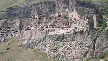 Vardzia i&scaron; tolo atrodo ypač įspūdingai