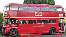 Londono autobusas virto važinėjančiu baru
