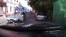 Žmogus, bandantis i&scaron;spirti priekinį automobilio langą
