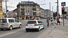 Pagundų gatvę pereiti degant raudonam &scaron;viesoforo signalui beveik nekyla, kai ties ja sustojęs policijos ekipažas
