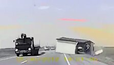 Vežamas namas nukrito tiesiai ant automobilio 