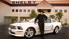 Caroll Shelby prie savo kurto &bdquo;Ford Mustang&ldquo; 2007 m.