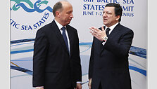 Lithuania s Prime Minister Andrius Kubilius (L) listens to President of the European Commission Jose Manuel Barroso