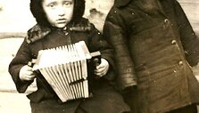 Mažasis muzikantas Algis Vaitkus su likimo draugu. Prokopjevskas, Kemerovo sr., apie 1951 m.
