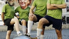 Europos galingųjų (i&scaron; kairės) Ispanijos premjero Maliaro Rajoy&lsquo;aus, Vokietijos kanclerės Angelos Merkel, Italijos premjero Mario Monti ir Prancūzijos prezidento  Fran&ccedil;ois Hollande'o derybos dėl Europos ateities primena futbolo rungtynes, kurių baigtis nenuspėjama.