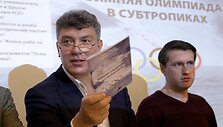 Борис Немцов (слева) представляет доклад об Олимпиаде в Сочи.