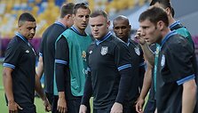 Wayne'as Rooney treniruojasi, bet dėl raudonos kortelės praleis ir &scaron;ias rungtynes.