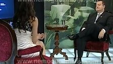 Serbijos premjeras Ivica Dačičius prie&scaron;ais TV laidos vedėją be kelnaičių.