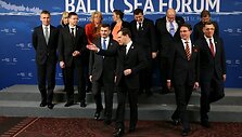 Медведев призвал банки поддержать Прибалтику