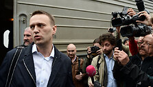 ITAR-TASS: KIROV, RUSSIA. APRIL 17, 2013. Alexei Navalny (L), a lawyer, political and financial activist, anti-corruption campaigner, anti-Putin blogger, is surrounded by journalists upon arrival at a railway station in Kirov to appear in court accused of embezzling timber from state-run firm. (Phot