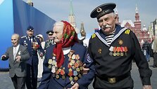 90-летний ветеран бегает 3 км, стоит на голове и пишет стихи
