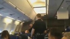 Самолет вынужденно сел из-за распевавшей хит Хьюстон пассажирки