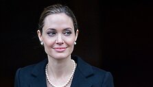 Анджелина Джоли удалила грудь из-за угрозы рака