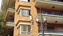 Старо как мир, но все равно смешно: любовник драпает в окно!