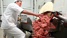 Белорусским крестьянам выдали зарплату фаршем