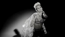 Miley Cyrus vaizdo klipe &bdquo;Fire&ldquo;