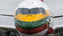 Lietuvos vėliavos spalvomis nudažyto lėktuvo &bdquo;Airbus A220-300&ldquo; pasitikimas Vilniaus oro uoste