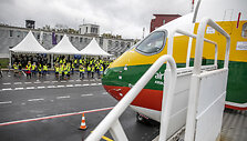 Lietuvos vėliavos spalvomis nudažyto lėktuvo &bdquo;Airbus A220-300&ldquo; pasitikimas Vilniaus oro uoste