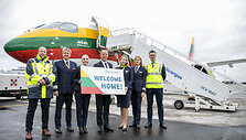 Lietuvos vėliavos spalvomis nudažyto lėktuvo &bdquo;Airbus A220-300&ldquo; pasitikimas Vilniaus oro uoste