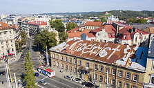 Užra&scaron;as &bdquo;Coexist&ldquo; ant Pylimo g. 2 pastato stogo Vilniuje