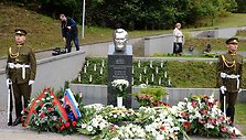 Prie A.M.Brazausko kapo Antakalnio kapinėse padėta gėlių