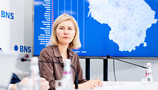 Spaudos konferencija apie saulės energijos potencialą pastatų stogams