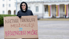Prie prezidentūros vyko žaliųjų partijos demonstracija dėl naktinių taikiklių
