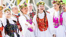Lietuvos dainų &scaron;ventės &scaron;imtmečiui skirtos menininko Ray Bartkaus instaliacijos &bdquo;Sodai&ldquo; pristatymas