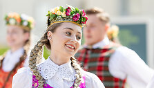 Lietuvos dainų &scaron;ventės &scaron;imtmečiui skirtos menininko Ray Bartkaus instaliacijos &bdquo;Sodai&ldquo; pristatymas