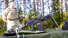 Valstybės sienos apsaugos tarnybos gaunamos ginkluotės &ndash; kulkosvaidžių FN MINIMI ir automatinių ginklų G-36 pristatymąs