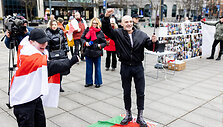 Lietuvoje gyvenančių baltarusių protesto akcija &bdquo;Luka&scaron;enką &ndash; į smulkintuvą&ldquo;
