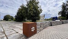 Tveriama simbolinė tvora žydų kapinių teritorijoje &scaron;alia Sporto rūmų