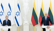 Isaakas Hercogas, Gitanas Nausėda