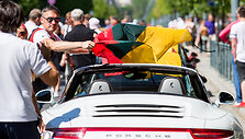 Vilniaus Gedimino prospekte daugiau nei 100 &bdquo;Porsche&ldquo; automobilių su Lietuvos trispalvėmis
