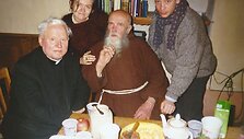 Jaunieji su monsinjoru Kazimieru Vasiliausku (kairėje) ir Tėvu Stanislovu