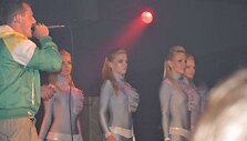 Grupė &bdquo;Kitokios&ldquo; prie&scaron; vienerius metus scenoje startavo, pristatydamos kartu su Viliumi Alesiumi įra&scaron;ytą dainą
