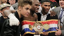 Dainininkas Justinas Bieberis (kairėje) su bokso čempionu Floydu Mayweatheru jaunesniuoju (centre)