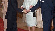 Japonijos imperatorius Akihito ir imperatorienė Michiko (kairėje) sveikinasi su karaliene Elizabeth II ir princu Philipu