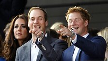 I&scaron; kairės: Kembridžo hercogienė Catherine bei princai Williamas ir Harry