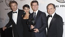 I&scaron; kairės: Alecas Baldwinas, Hilaria Thomas, Tomas Cruiseas ir Kevinas Pollackas