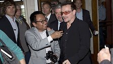 Dainininkas Bono (de&scaron;inėje) Oslo taikos konferencijoje