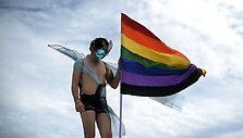 Homoseksualų parado Salvadore dalyvis