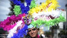 Homoseksualų parado Salvadore dalyvis