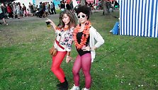 Akį traukiančios festivalio lankytojos