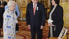 Karalienė Elizabeth II su Tarptautinio olimpinio komiteto vadovu Jacquesu Rogge ir jo žmona Anne