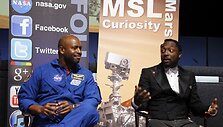 Muzikantas Will.i.am (de&scaron;inėje) ir buvęs NASA astronautas Lelandas Melvinas