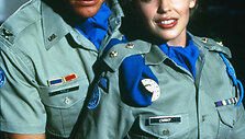 Jeanas-Claude'as Van Damme'as ir Kylie Minogue filme &bdquo;Gatvės kovotojas&ldquo; (1994 m.)