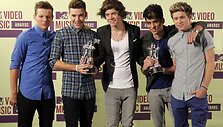 &bdquo;One Direction&ldquo; &ndash; apdovanojimai už geriausią popmuzikos ir labiausiai internete besidalinamą klipą