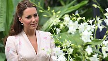 Kembridžo hercogienė Catherine prie princesės Dianos orchidėjų