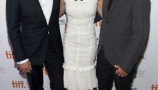 Colinas Firthas (kairėje) ir Emily Blunt su režisieriumi Dante Ariola